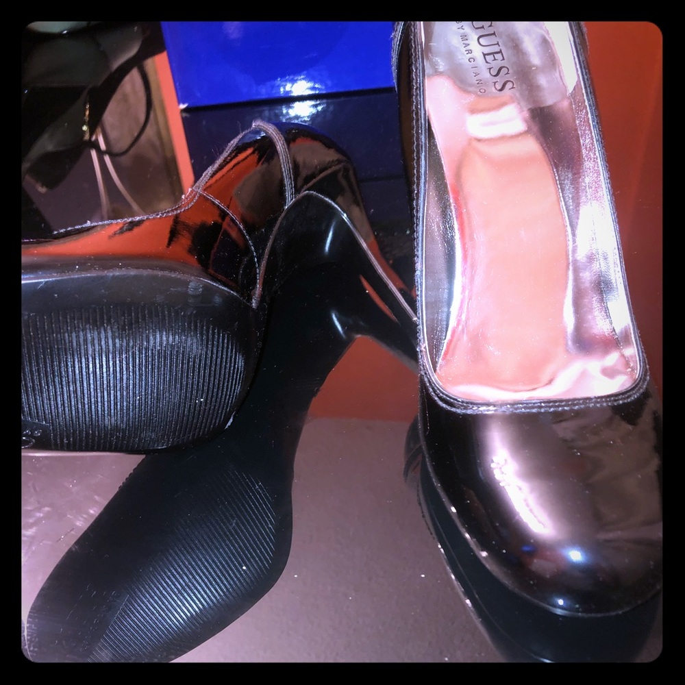 Black Guess Pumps